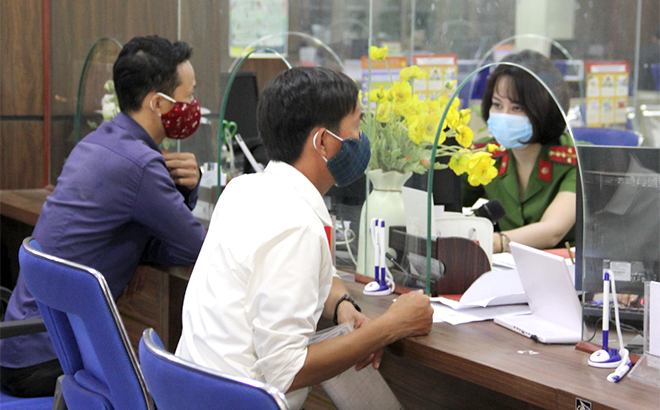 Người dân đến làm các thủ tục hành chính tại Trung tâm Phục vụ hành công tỉnh. (Ảnh: Thu Trang)