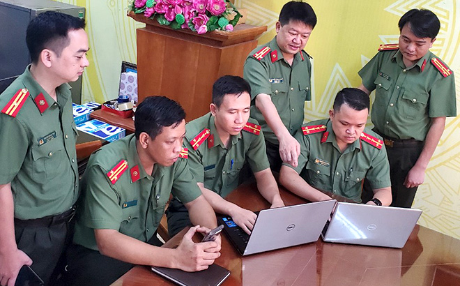 Thượng tá Nguyễn Thành Phương - Trưởng phòng An ninh chính trị nội bộ, Công an tỉnh (thứ ba từ phải sang) trao đổi nghiệp vụ đấu tranh trên không gian mạng với cán bộ, chiến sĩ an ninh mạng.