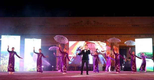 Một tiết mục hát múa trong Tuần lễ Festival Huế 2022.