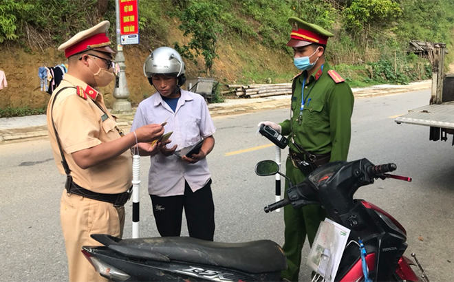 Cán bộ, chiến sĩ Đội Cảnh sát Giao thông - Trật tự, Công an huyện Mù Cang Chải tuần tra, kiểm soát, đảm bảo ATGT trên địa bàn.