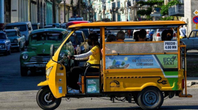 Một chiếc xe ba bánh chạy bằng điện trên đường phố Havana ngày 25/5/2022. Ảnh: AFP