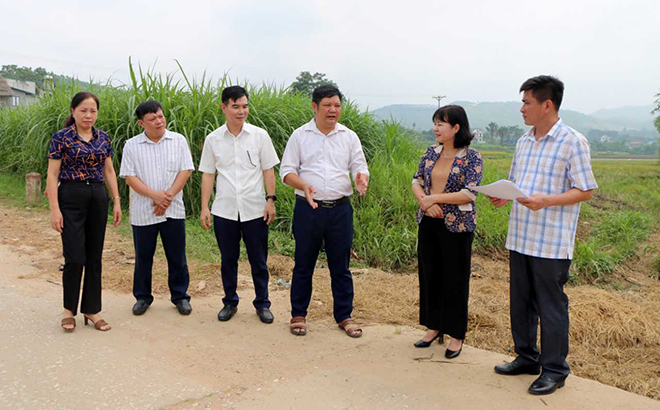 Trước Kỳ họp thứ 7 - HĐND tỉnh, đồng chí Hoàng Thị Thanh Bình - Phó Chủ tịch HĐND tỉnh cùng đoàn giám sát kiểm tra việc thực hiện kiến nghị của cử tri tại xã Vĩnh Kiên, huyện Yên Bình.