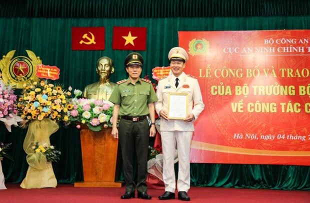 Thứ trưởng Lương Tam Quang trao quyết định, tặng hoa chúc mừng Thiếu tướng Vũ Hồng Văn, tân Cục trưởng Cục An ninh chính trị nội bộ. (Nguồn: Tiền Phong)