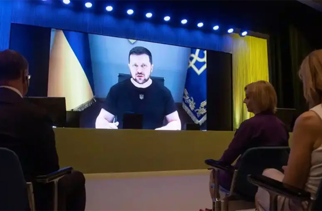 Tổng thống Ukraine Volodymyr Zelensky  phát biểu qua video trực tuyến trước Hội nghị tái thiết Ukraine diễn ra ở Lugano, Thụy Sĩ ngày 4/7.