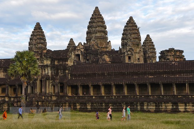 Khách du lịch tham quan đền Angkor Wat ở tỉnh Siem Reap, Campuchia.