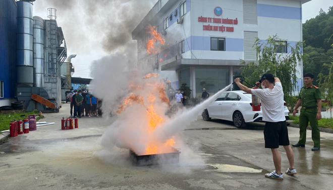 Cán bộ Phòng Cảnh sát phòng cháy chữa cháy và cứu nạn cứu hộ hướng dẫn các học viên sử dụng các phương tiện chữa cháy tại chỗ.
