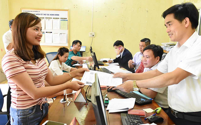 Bộ phận một cửa xã Mường Lai trả kết quả cho người dân.