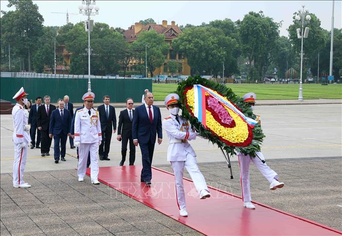 Bộ trưởng Ngoại giao Liên bang Nga Sergey Lavrov đặt vòng hoa và vào Lăng viếng Chủ tịch Hồ Chí Minh.