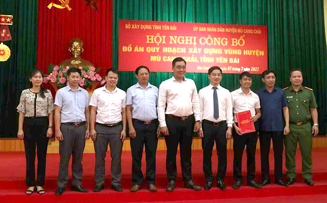 Đại diện lãnh đạo Sở Xây dựng trao quyết định Đồ án quy hoạch vùng huyện Mù Cang Chải cho huyện Mù Cang Chải.