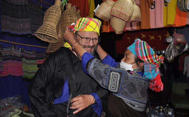 Tourists from the Czech Republic visit Mu Cang Chai district.