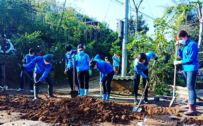 Đoàn viên thanh niên thị xã Nghĩa Lộ tham gia hoạt động tình nguyện làm “Nhà nhân ái” cho hộ nghèo có hoàn cảnh đặc biệt khó khăn tại thôn Nậm Đông 2, xã Nghĩa An.