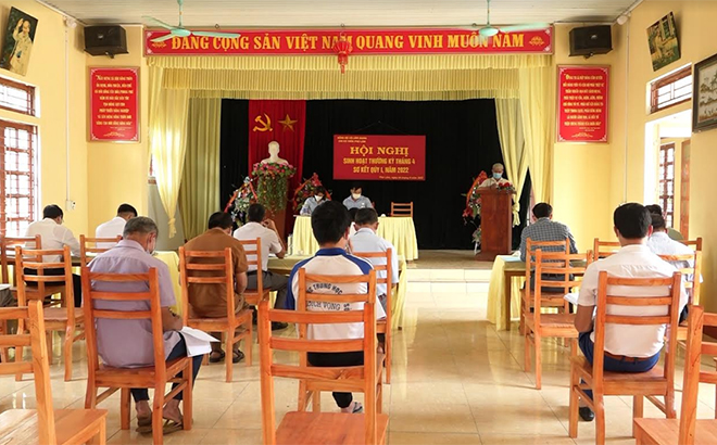 Chi bộ thôn Phú Lâm, xã Lâm Giang, huyện Văn Yên quán triệt nghị quyết của Đảng tới cán bộ, đảng viên và nhân dân.