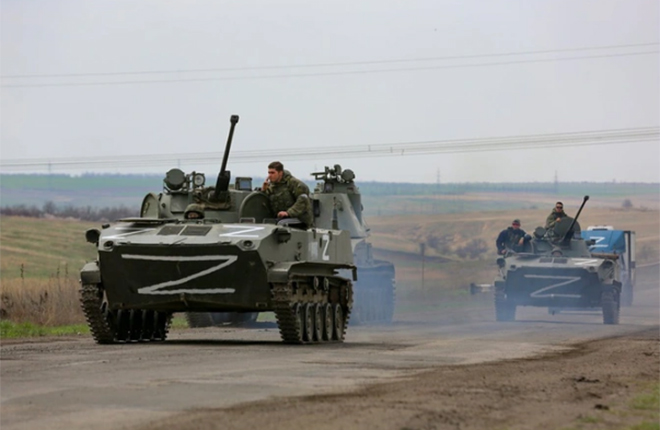 Các binh sĩ Nga di chuyển trên xe bọc thép chở quân ở vùng Donbass