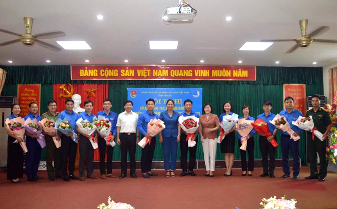 Lãnh đạo Tỉnh đoàn Yên Bái tặng hoa chúc mừng các đồng chí trúng cử Bí thư Đoàn cấp huyện nhiệm kỳ 2022 - 2027.