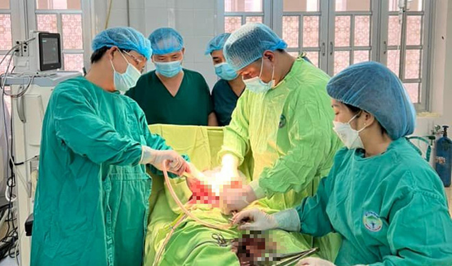 Kíp thầy thuốc nhanh chóng phẫu thuật cho bệnh nhân shock mất máu do chửa ngoài tử cung vỡ. Ảnh: BSCC