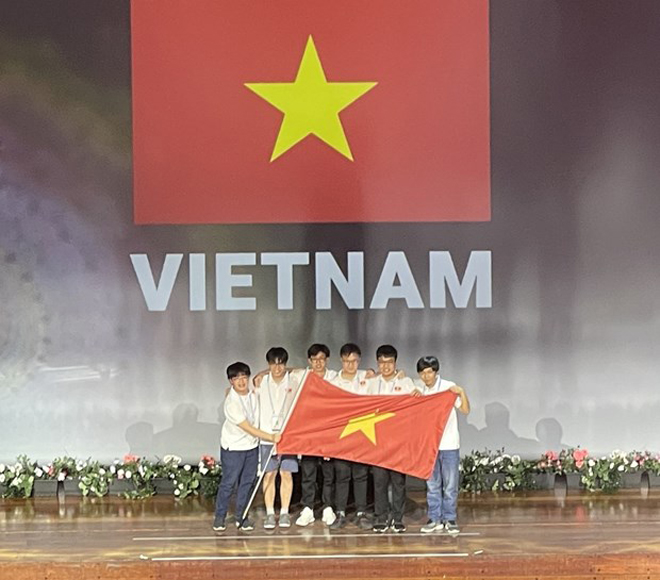6/6 học sinh Việt Nam đều đoạt giải: 02 HCV, 02 HCB, 02 HCĐ. Với thành tích này, đội tuyển Olympic Toán học quốc tế Việt Nam xếp thứ 4/104 quốc gia và vùng lãnh thổ tham gia sau Trung Quốc, Hàn Quốc và Mỹ. (Ảnh: TTXVN phát)