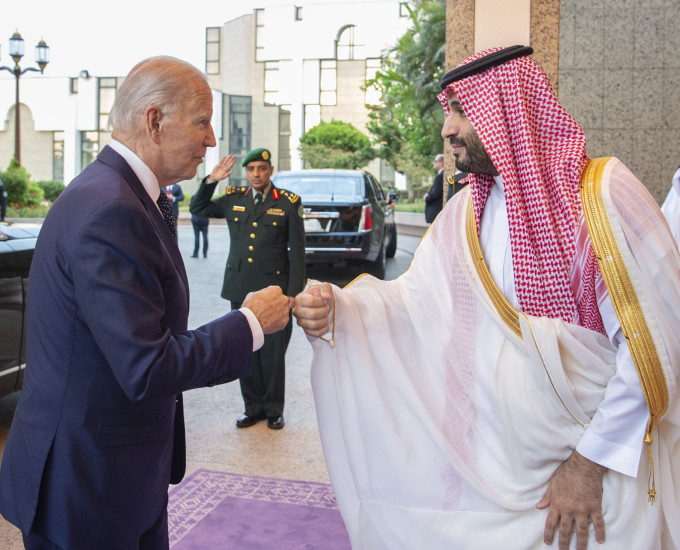 Tổng thống Mỹ Joe Biden (trái) và Thái tử Arab Saudi Mohammed bin Salman tại Cung điện Hoàng gia Alsalam ở Jeddah hôm 15/7.