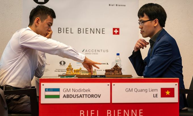 Quang Liêm (phải) trong ván đấu nhà vô địch cờ nhanh thế giới, ở Biel Grandmaster hôm 15/7 tại Thuỵ Sĩ.