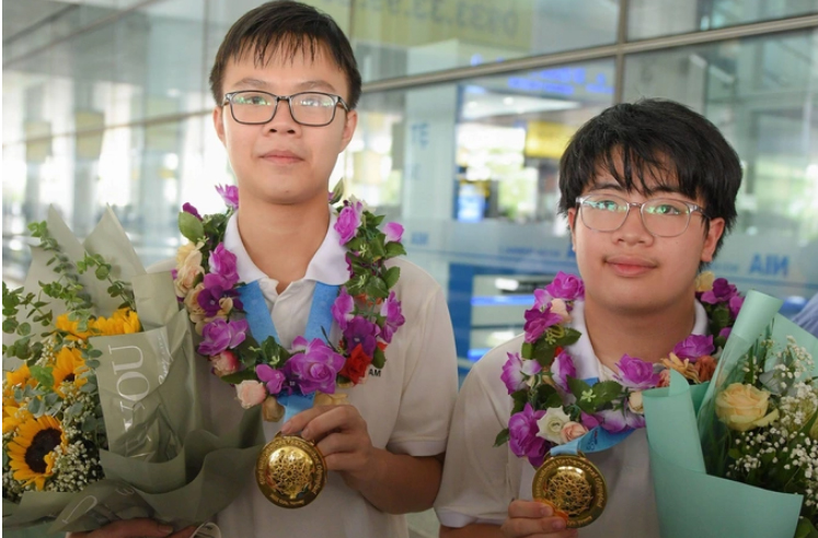 Ngô Quý Đăng (bên phải) và Phạm Việt Hưng đoạt Huy chương Vàng.