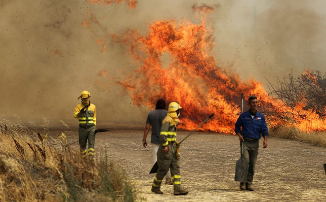 Lính cứu hỏa vật lộn với đám cháy trên một cánh đồng tại Tabara, Tây Ban Nha ngày 18.7