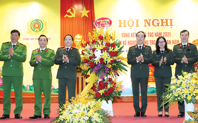 Thượng tướng Trần Quốc Tỏ - Thứ trưởng Bộ Công an tặng hoa chúc mừng thành tích của Công an tỉnh Yên Bái tại Hội nghị tổng kết công tác năm 2021.