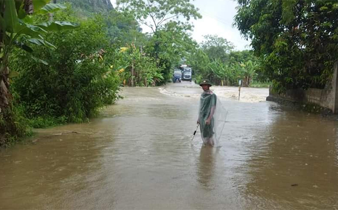 Mưa lũ làm nhiều tuyến đường giao thông ở huyện Lục Yên bị ngập úng.
