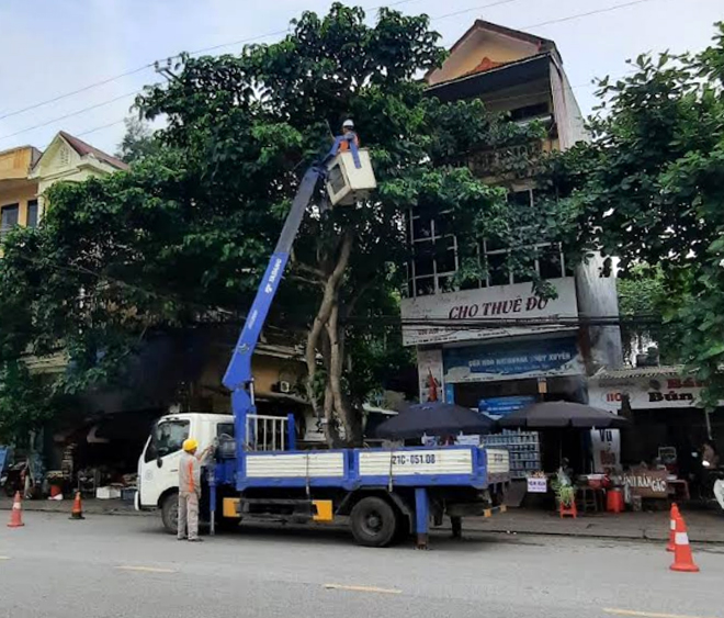 Công nhân ngành điện thường xuyên tổ chức phát quang hành lang lưới điện để đảm bảo an toàn cho nhân dân trong mùa mưa bão.