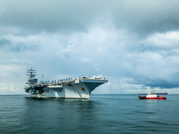 Tàu sân bay USS Ronald Reagan được lai dắt vào cảng Changi ngày 22-7.