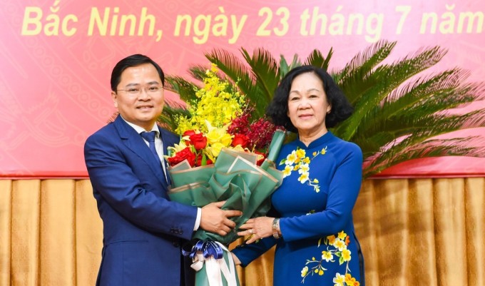 Ông Nguyễn Anh Tuấn nhận hoa chúc mừng từ Trưởng ban Tổ chức Trung ương Trương Thị Mai.