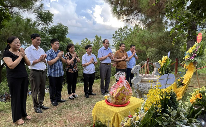 Đoàn đại biểu huyện Yên Bình viếng mộ Đại tướng Võ Nguyên Giáp. 
