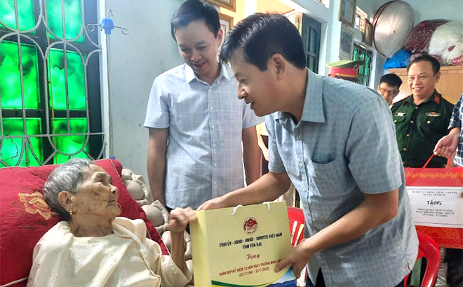 Phó Chủ tịch UBND tỉnh Ngô Hạnh Phúc thăm, tặng quà Mẹ Việt Nam anh hùng Dương Thị Cúc ở thôn Ngòi Bang, xã Bảo Ái.