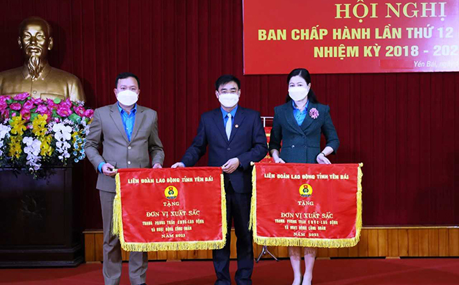Đồng chí Nguyễn Chương Phát - Chủ tịch Liên đoàn Lao động tỉnh tặng Cờ thi đua cho các đơn vị xuất sắc trong phong trào thi đua năm 2021.