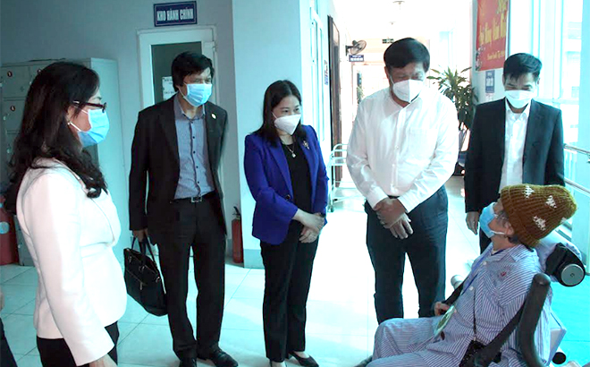 Lãnh đạo Bộ Y tế và lãnh đạo tỉnh Yên Bái thăm hỏi bệnh nhân điều trị tại Bệnh viện Y học cổ truyền tỉnh.
