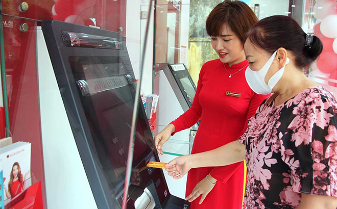 Khách hàng trải nghiệm sử dụng dịch vụ của máy rút, gửi tiền Autobank CDM tại Agribank Chi nhánh huyện Văn Yên.