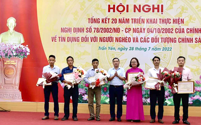 Lãnh đạo Ngân hàng Chính sách xã hội tỉnh trao giấy khen của Ngân hàng Chính sách xã hội Việt Nam cho các cá nhân có thành tích suất sắc trong thực hiện Nghị định số 78 tại huyện Trấn Yên.