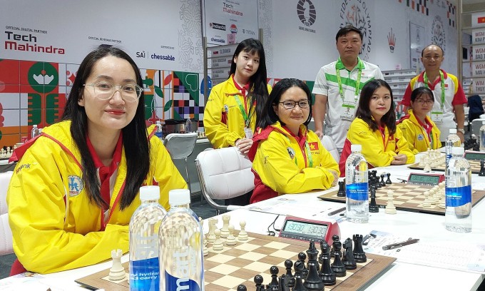 Đội cờ vua Việt Nam trước khi bắt đầu vòng một Olympiad cờ vua tại Chennai, Ấn Độ hôm 29/7. Ngồi từ trái sang: Võ Thị Kim Phụng, Hoàng Thị Bảo Trâm, Nguyễn Thị Mai Hưng và Nguyễn Thiên Ngân. Kỳ thủ 17 tuổi Nguyễn Thiên Ngân (đứng) dự bị.