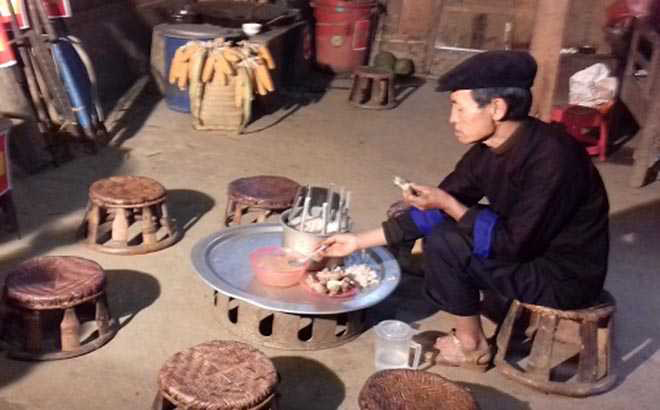 The offering ritual in the new rice celebration of the Mong people in Mu Cang Chai.
