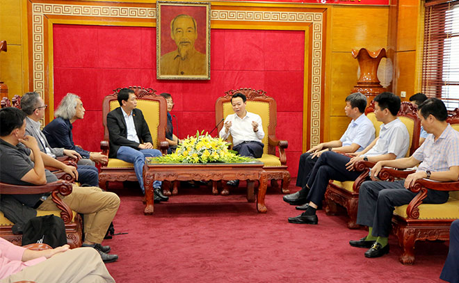 Secretary of the provincial Party Committee Do Duc Duy and other leaders of Yen Bai have a working session with Singaporean investors.