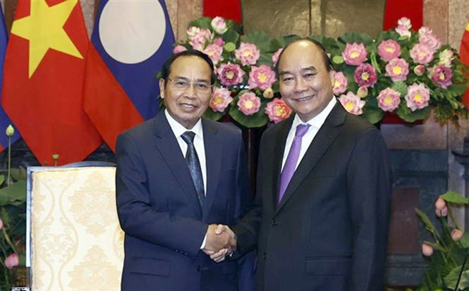 President Nguyen Xuan Phuc (R) and visiting Lao Vice President Bounthong Chitmany.