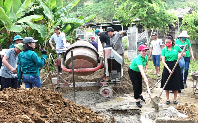 Hội viên Câu lạc bộ Nữ kinh doanh Mường Lò tham gia giúp đỡ làm nhà cho gia đình chị Lò Thị Son.
