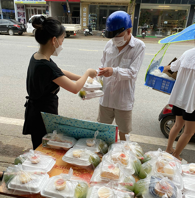 Nhóm Thiện nguyện Tịnh Tâm phát suất cơm chay cho người cần.