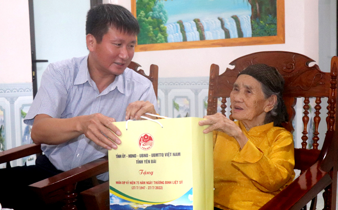 Chủ tịch UBND tỉnh Trần Huy Tuấn thăm hỏi, tặng quà Mẹ Việt Nam anh hùng Hoàng Thị Hiền tại thôn 7, xã Việt Cường, huyện Trấn Yên.