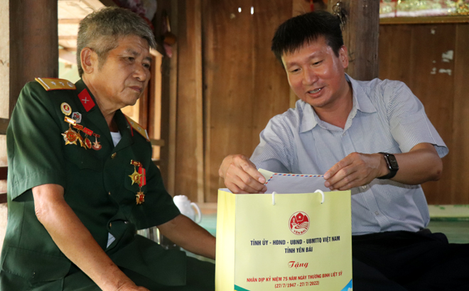 Chủ tịch UBND tỉnh Trần Huy Tuấn thăm hỏi, động viên và tặng quà gia đình bệnh binh Lộc Văn Xuyên, thôn Đồng Cát, xã Kiên Thành