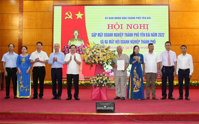 Lãnh đạo thành phố Yên Bái và Hiệp hội Doanh nghiệp tỉnh tặng hoa chúc mừng Hội Doanh nghiệp thành phố Yên Bái.