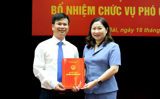 Đồng chí Vũ Thị Hiền Hạnh - Phó Chủ tịch UBND tỉnh Yên Bái trao Quyết định bổ nhiệm Phó Giám đốc Sở Y tế tỉnh Nguyễn Song Hào.