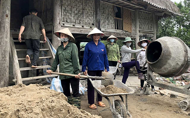 Hội Phụ nữ xã Vĩnh Kiên giúp hội viên Trần Thị Mại, thôn Đình xoá nhà tạm.