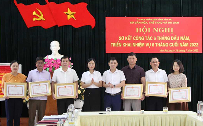 Thừa ủy quyền, lãnh đạo Sở VHTT&DL Yên Bái trao bằng khen của UBND tỉnh cho các tập thể, cá nhân có thành tích xuất sắc.