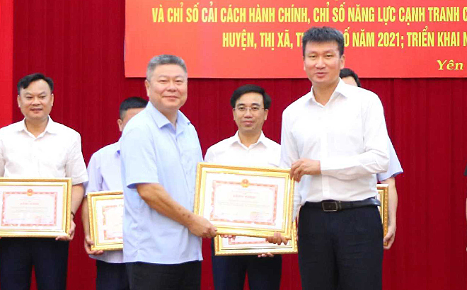 Đồng chí Trần Huy Tuấn - Phó Bí thư Tỉnh ủy, Chủ tịch UBND tỉnh trao Bằng khen cho Bảo hiểm xã hội tỉnh - đơn vị có thành tích xuất sắc trong công tác cải cách hành chính và cải thiện môi trường đầu tư kinh doanh năm 2021.