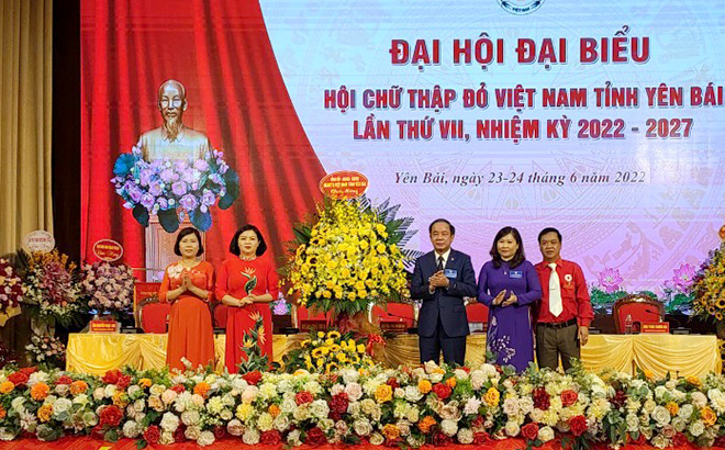 Ta Van Lonng, Standing Deputy Secretary of the provincial Party Committee and Chairman of the provincial People's Council, presents flowers to the Congress.