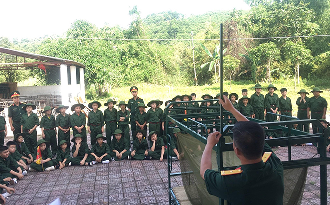 Các “chiến sĩ nhí” tham gia Chương trình “Học kỳ trong quân đội” được rèn luyện và tuân thủ kỷ luật trong quân đội.